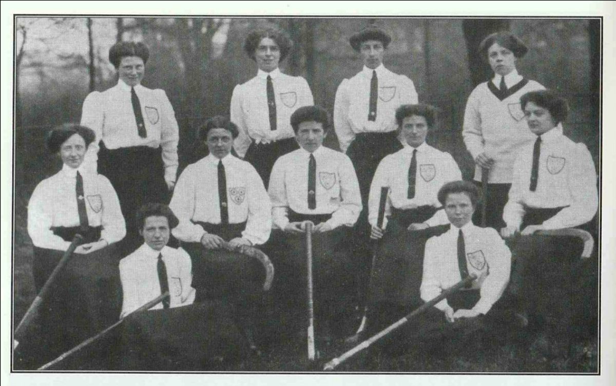 England team 1911 feat Vera Cox